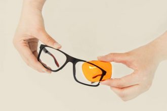 tinted-glasses-vs.-tinted-prescription-glasses:-why-customization-is-key